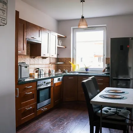 Rainbow Z Prywatnym Parkingiem アパート